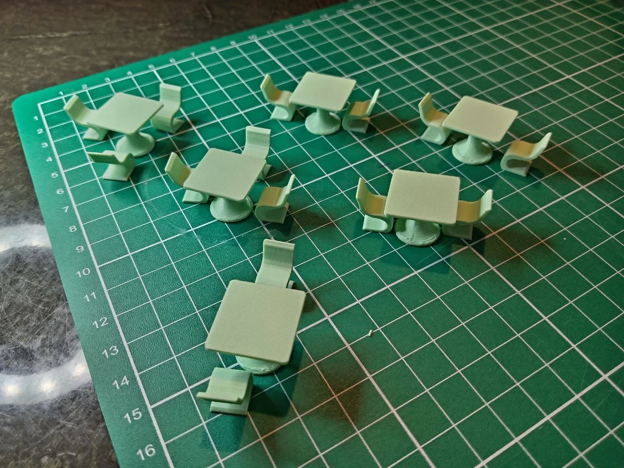 Minijaturni stolovi i stolice